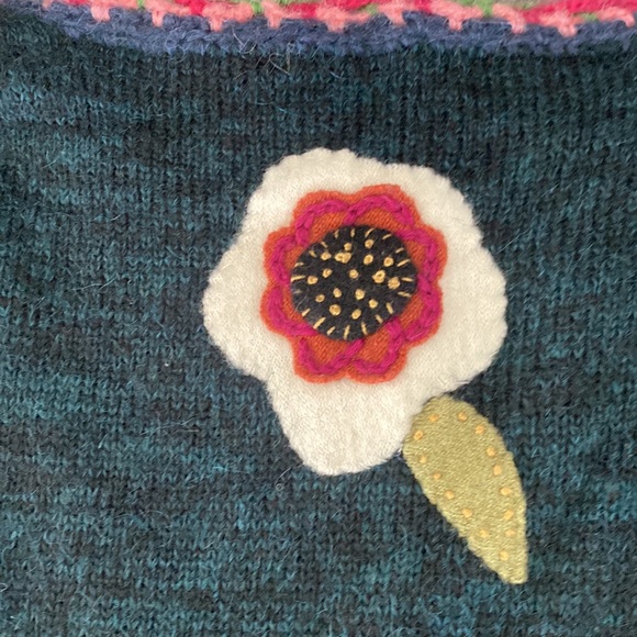 Beautiful Embroidered Sweater. - Picture 9 of 10